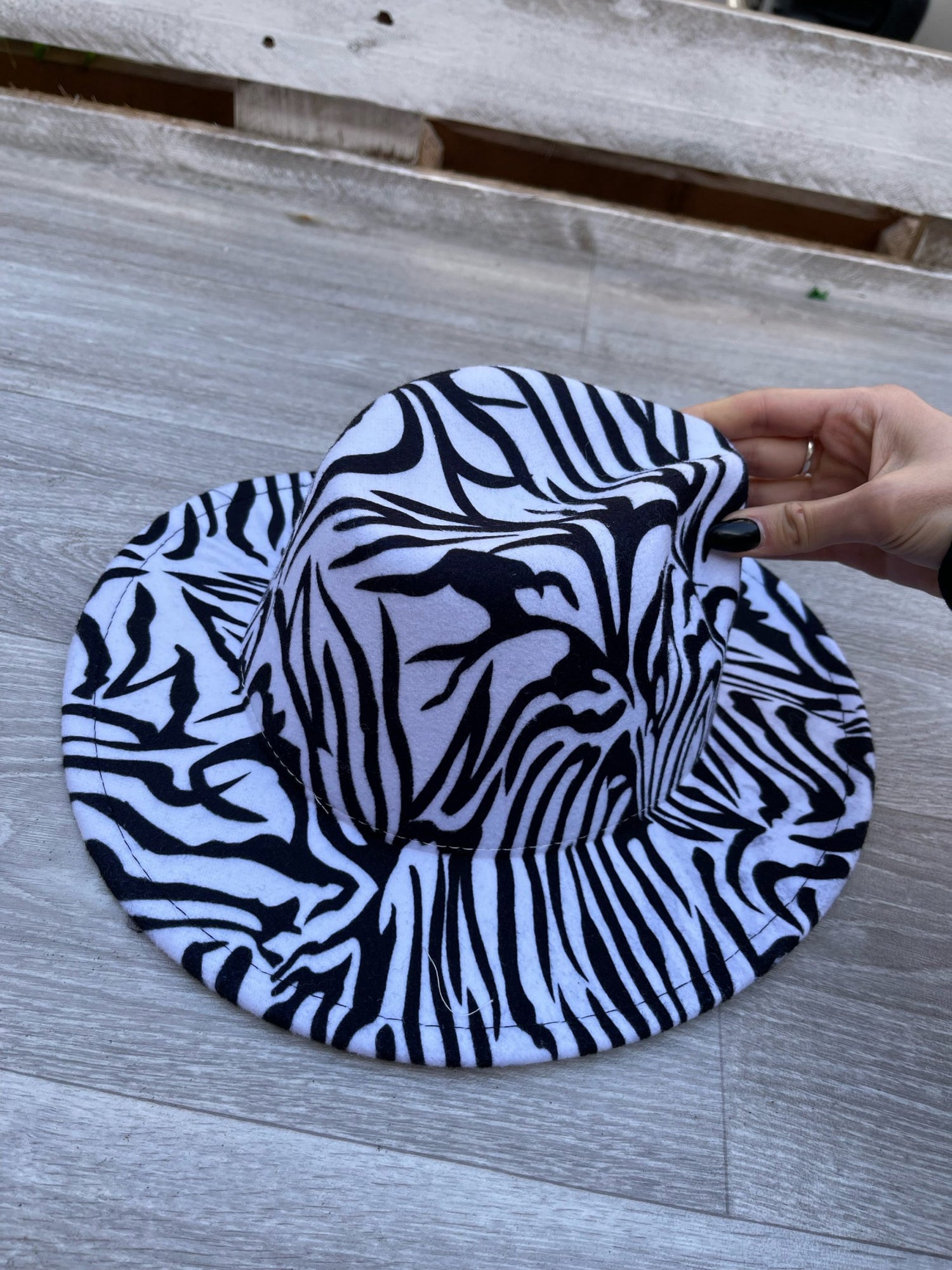 Cappello falda larga zebra bianco